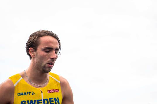 Andreas Kramer of Sweden looks dejected
