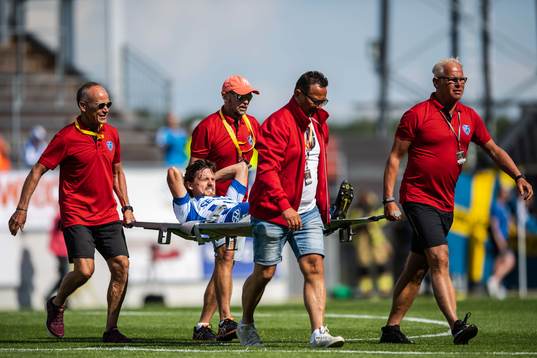 IFK Göteborgs Lasse Vibe bärs av planen på bår