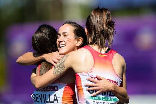 Paula Sevilla (L), Anna Obradors (c) and Lara Gomez (R) of