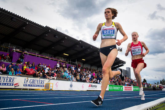 Alina Reh of Germany in the lead followed by Anna Emelie