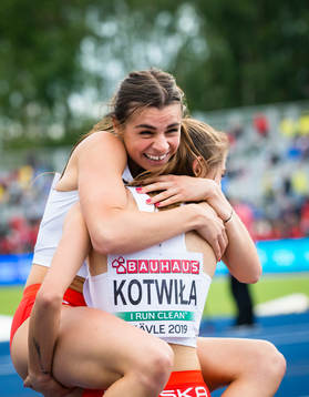 Marlena Gola celebrate and hug Martyna Kotwila of Poland