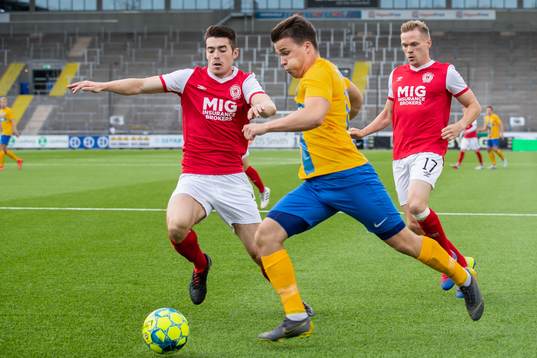Simon Skrabb of IFK Norrköping and Lee Desmond of St