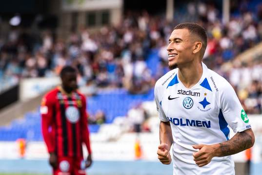 IFK Norrköpings Jordan Larsson jublar med lagkamrater