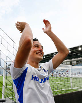 IFK Norrköpings Henrik Castegren jublar och sjunger med