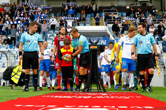 Domare och lag tågar in