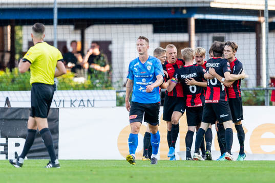 Brommapojkarnas spelare jublar