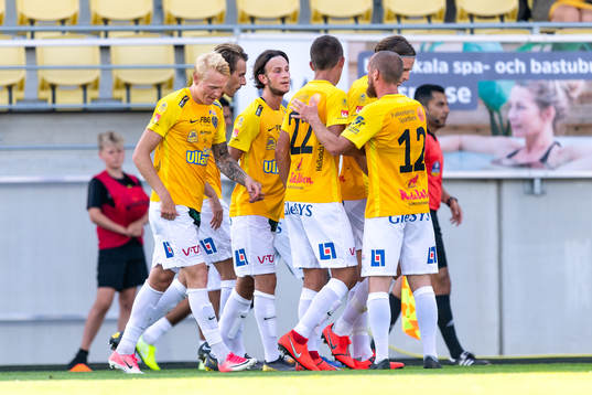 Falkenbergs spelare jublar
