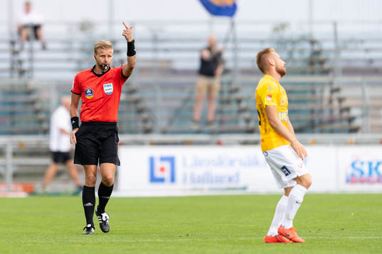 Domare Glenn Nyberg ger Falkenbergs Tobias Englund gult kort