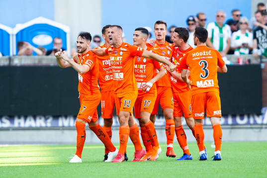 AFC Eskilstunas Dzenis Kozica jublar med lagkamrater