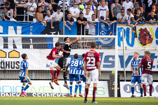 IFK Göteborgs målvakt Ioannis Anestis boxar bort bollen