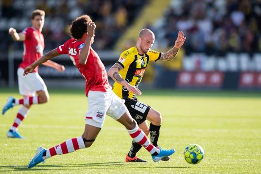 Calvin Stengs of AZ Alkmaar and Alexander Faltsetas of