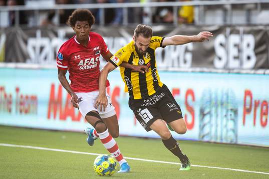 Calvin Stengs of AZ Alkmaar and Oskar Sverrisson of Häcken