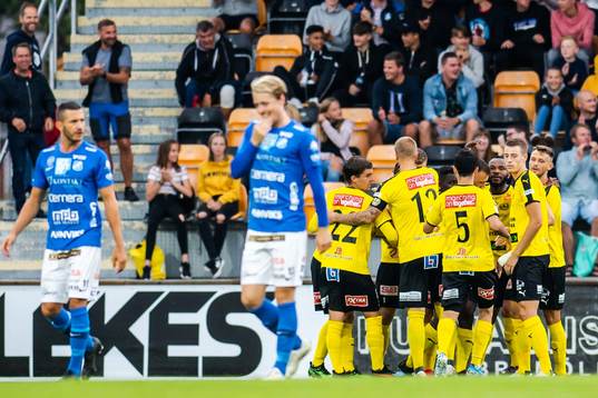 Mjällbys Bubacarr Jobe jublar med lagkamrater
