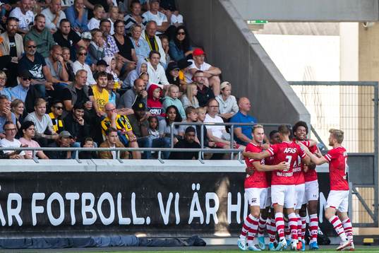 Myron Boadu of AZ Alkmaar celebrate with teammates