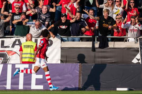 Calvin Stengs of AZ Alkmaar celebrates