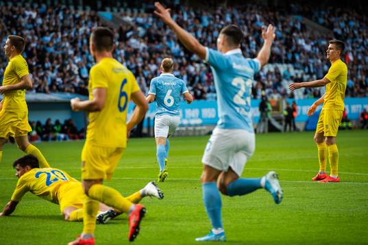 Oscar Lewicki of Malmö FF celebrates