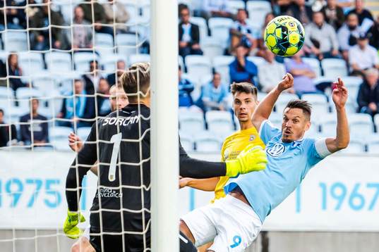 Markus Rosenberg of Malmö FF scores 2-1