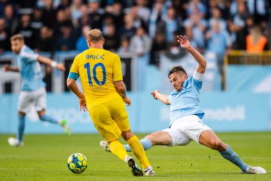 Senijad Ibricic of Domzale and Markus Rosenberg of Malmö FF