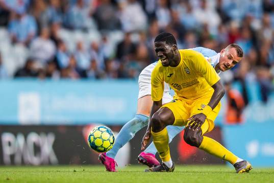 Eric Larsson of Malmö FF and Shamar Nicholson of Domzale