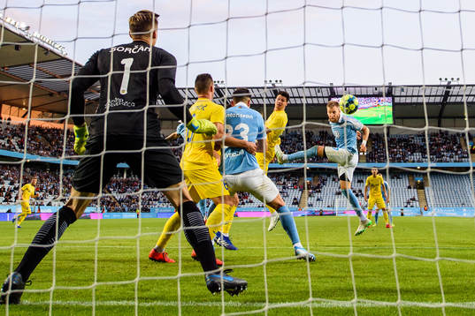 Rasmus Bengtsson of Malmö FF scores the game winning 3-2