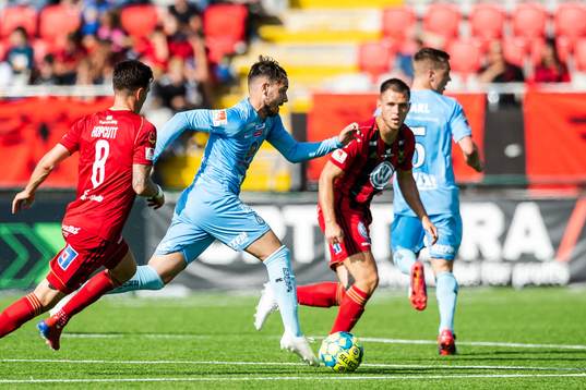 AFC Eskilstunas Dzenis Kozica mot Östersunds Jamie Hopcutt