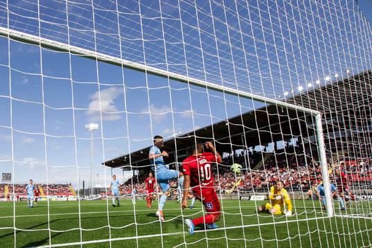 Östersunds Hosam Aiesh gör 1-1