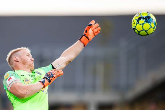 Falkenbergs målvakt Hampus Nilsson med en räddning