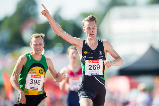 Filip Ingebrigtsen celebrates winning the men's 800m final