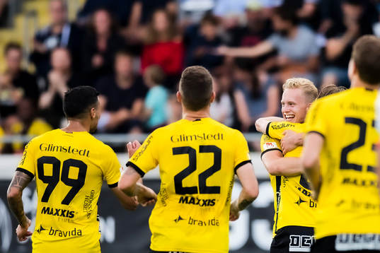 Häckens Gustav Berggren jublar med lagkamrater