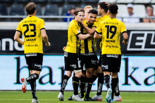 Häckens Alexander Jeremejeff jublar med lagkamrater