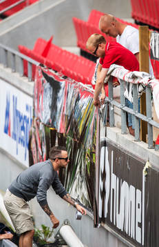 Kalmarsupportrar förbereder ett tifo