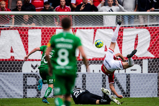 Kalmars Alexander Ahl Holmström och Hammarbys målvakt