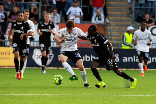 Örebros Albin Granlund och IFK Göteborgs Alhassan Yusuf