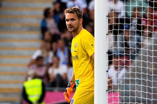Örebros målvakt Oscar Jansson deppar