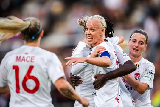 Rosengårds Anam Imo jublar med Caroline Seger