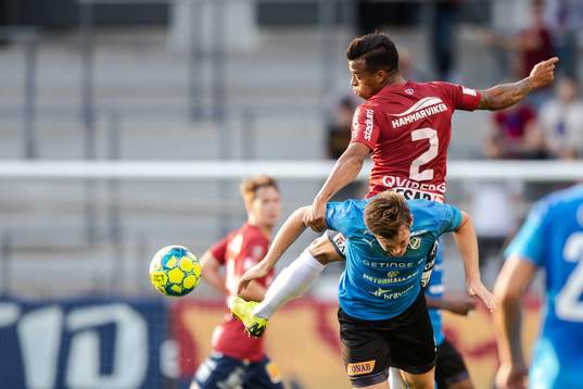 Örgrytes Joel Qwiberg  och Halmstads Jonathan Svedberg