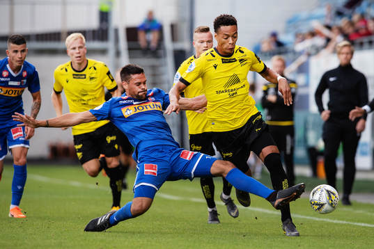 Marcos Vales Gonzalez of Sandefjord and Kevin Kabran of