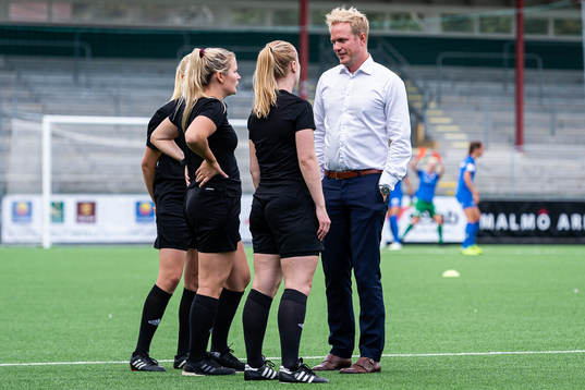 Rosengårds tränare Jonas Eidevall i samtal med domarna