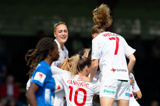 Rosengårds Sanne Troelsgaard jublar med lagkamrater