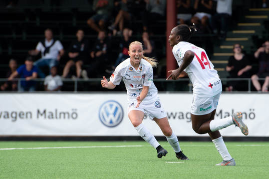 Rosengårds Ebba Wieder och Anam Imo jublar