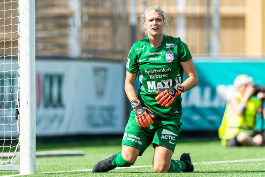 Eskilstunas målvakt Emelie Lundberg deppar