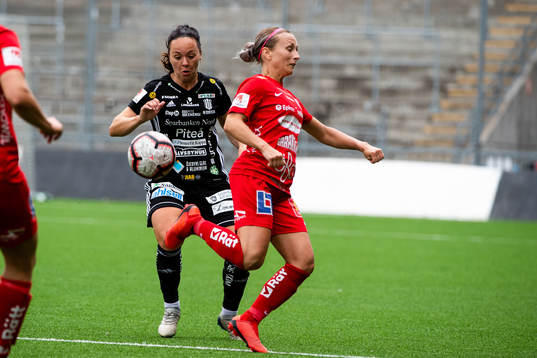 Piteås June Pedersen och Örebros Heather Williams