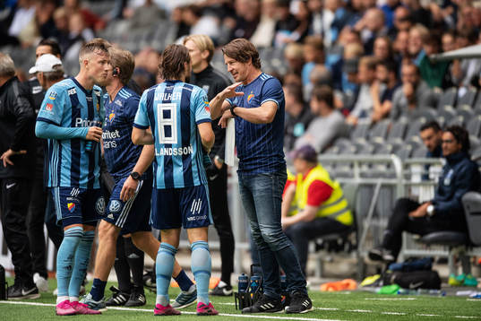 Djurgårdens tränare Thomas Lagerlöf samlar spelarna