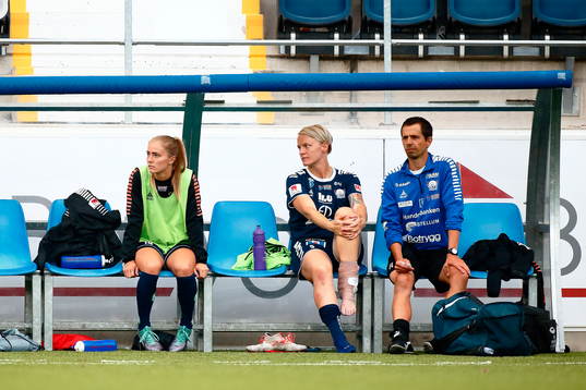 Linköpings Nilla Fischer sitter skadad på bänken