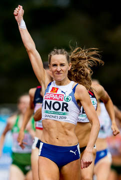 Hedda Hynne of Norway celebrates winning the women's 800