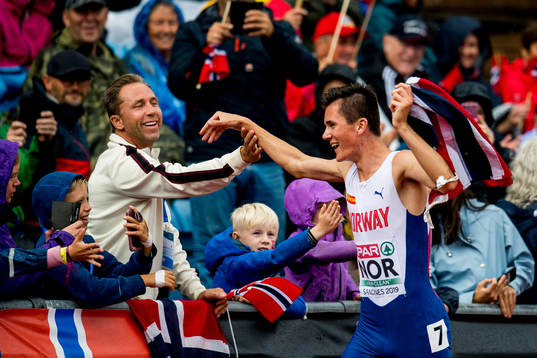 Jakob Ingebrigtsen of Norway celebrates with Steinar Hoen,