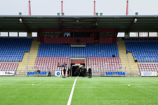 Tom pressläktare innan fotbollsmatchen i Allsvenskan