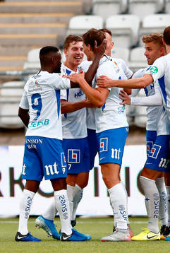 IFK Norrköpings Alexander Fransson kramar om och jublar