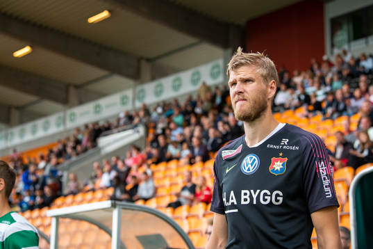 Örgrytes målvakt Fredrik Andersson går in på planen