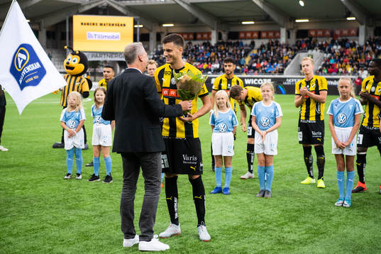 Häckens sportchef Sonny Karlsson delar ut blommor till